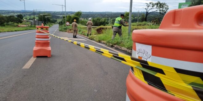 #caldasnovas | DEFESA CIVIL INTERDITA PARTE DA RODOVIA APÓS FORMAÇÃO DE CRATERA